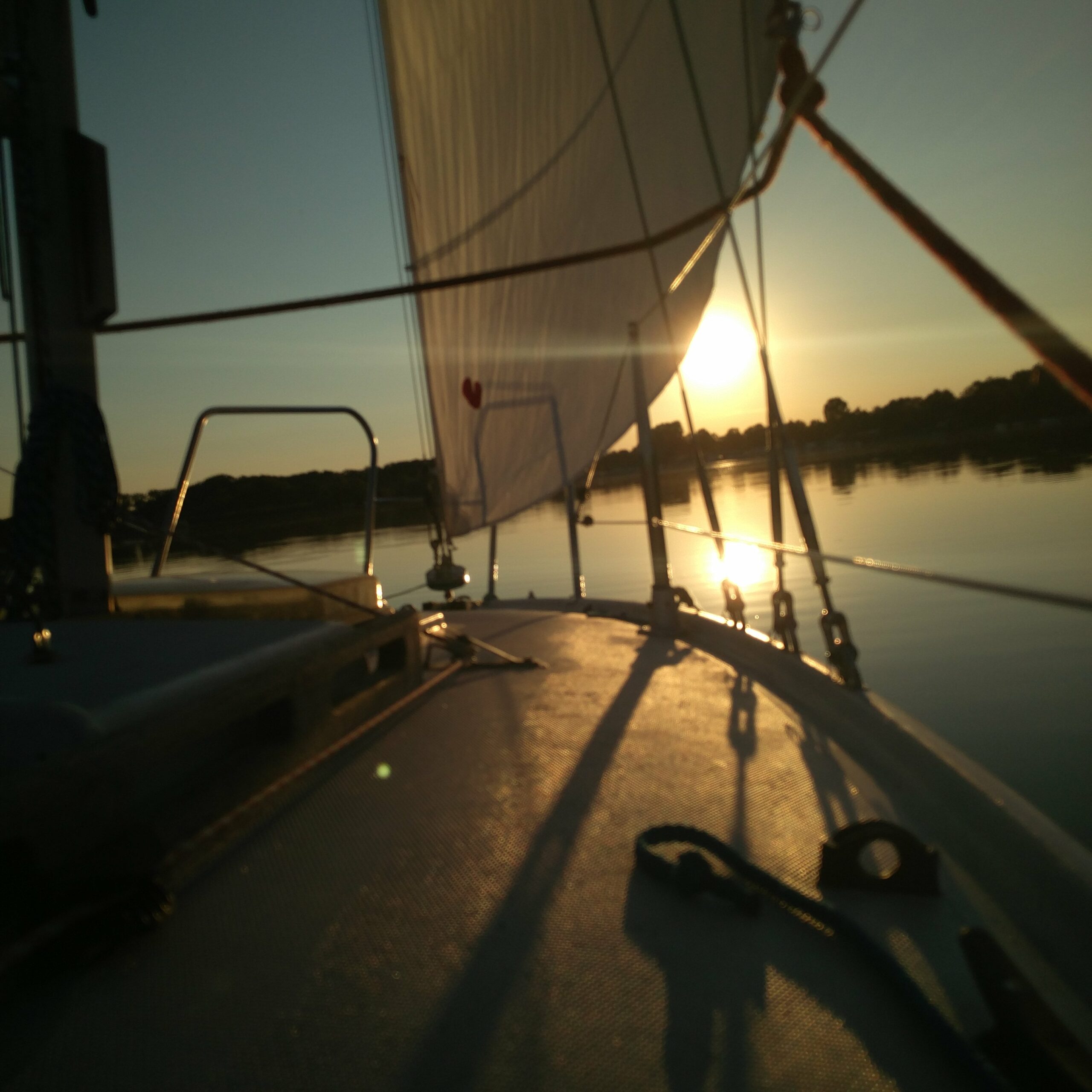 Sonnenuntergang unter Segeln