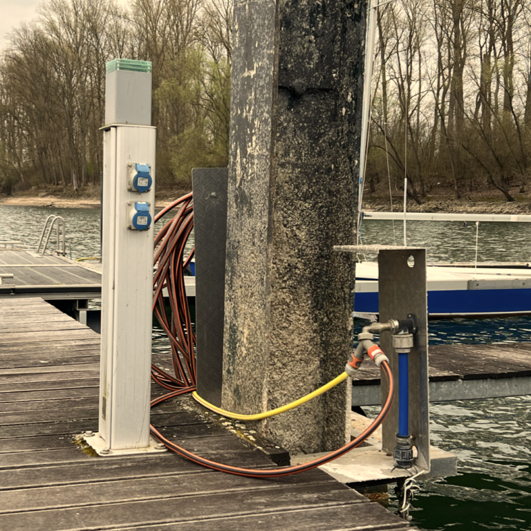 Landstrom und Wasser am Steg